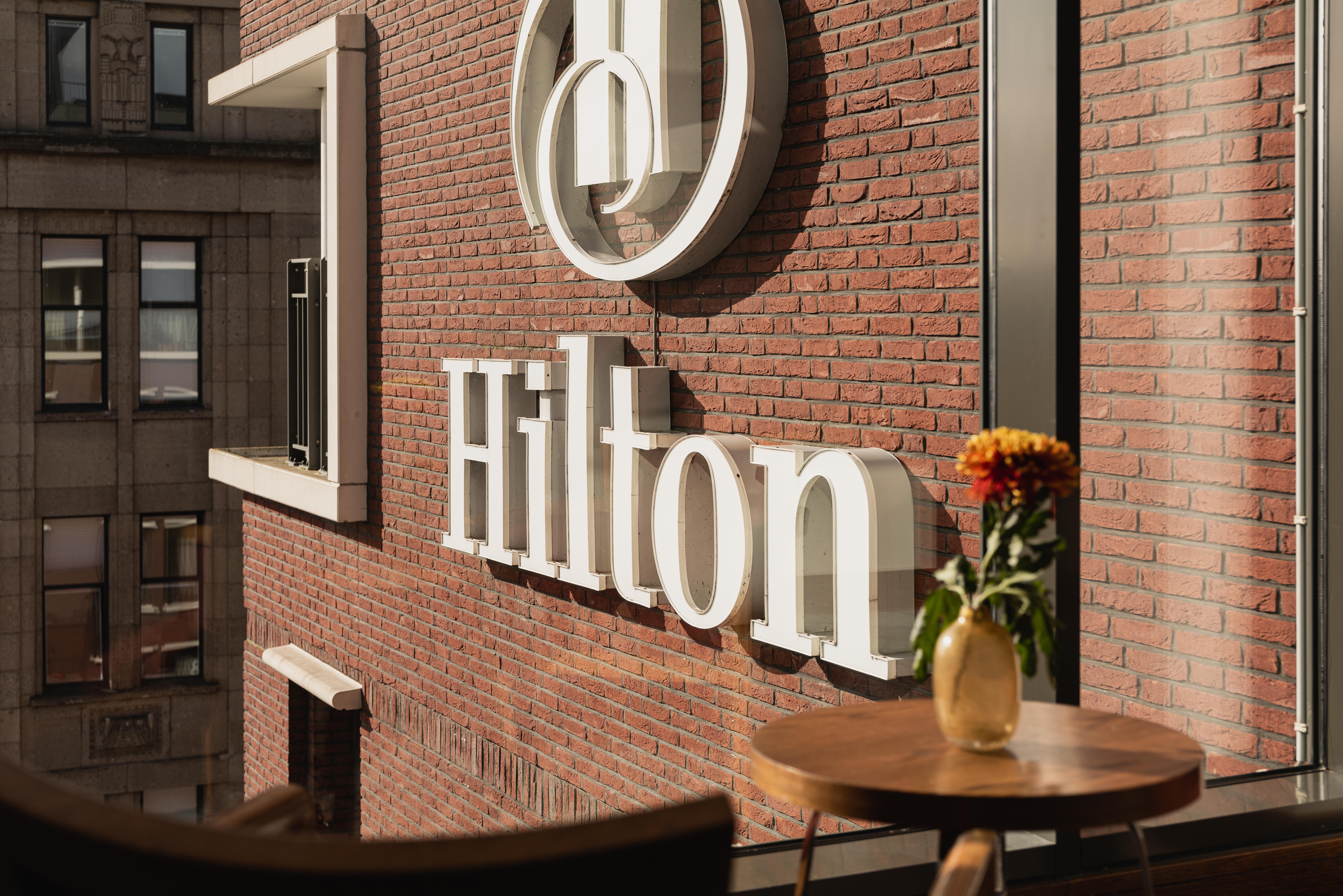 Hilton The Hague Hotel Kültér fotó Hilton logo