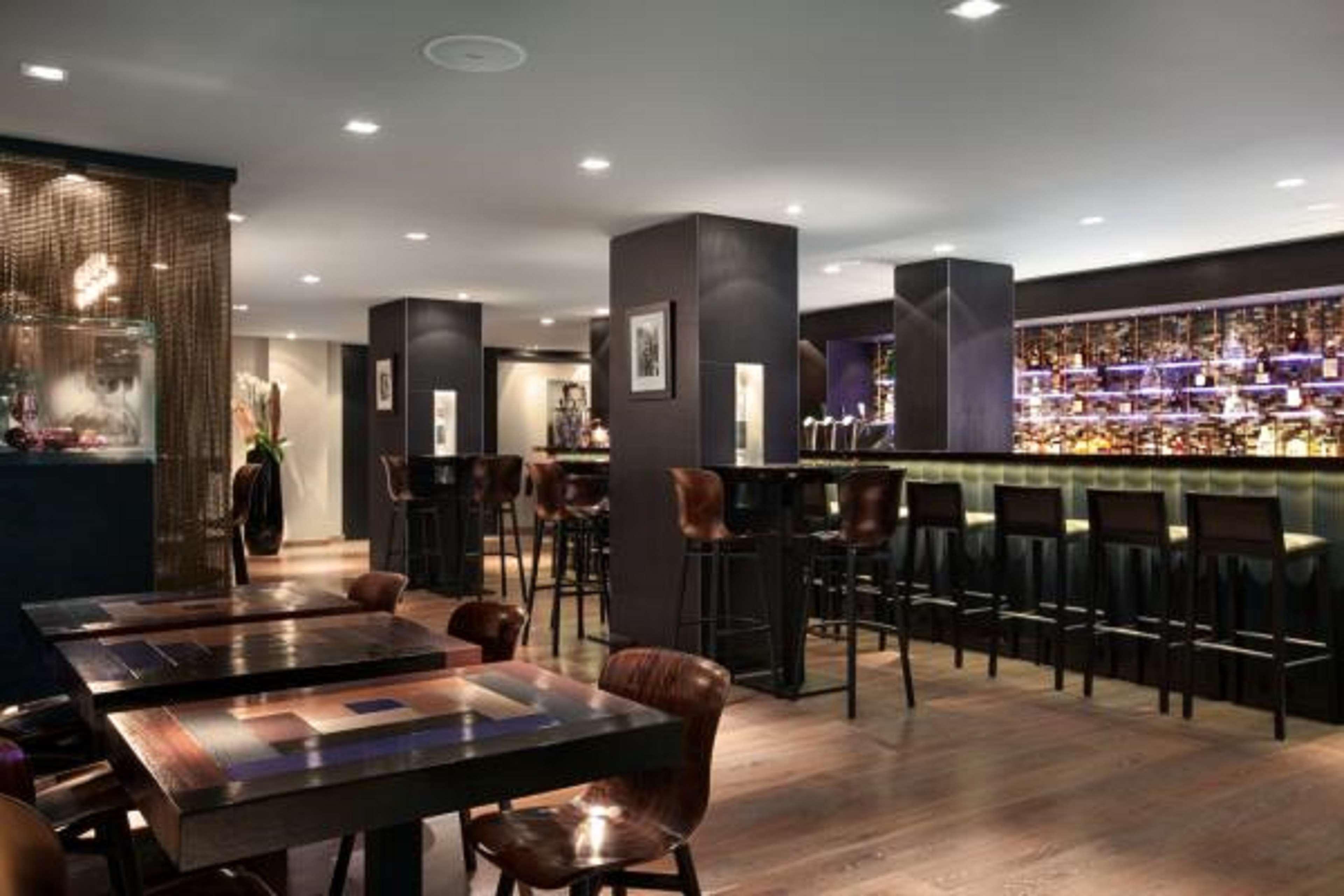 Hilton The Hague Hotel Kültér fotó The bar at the London Edition