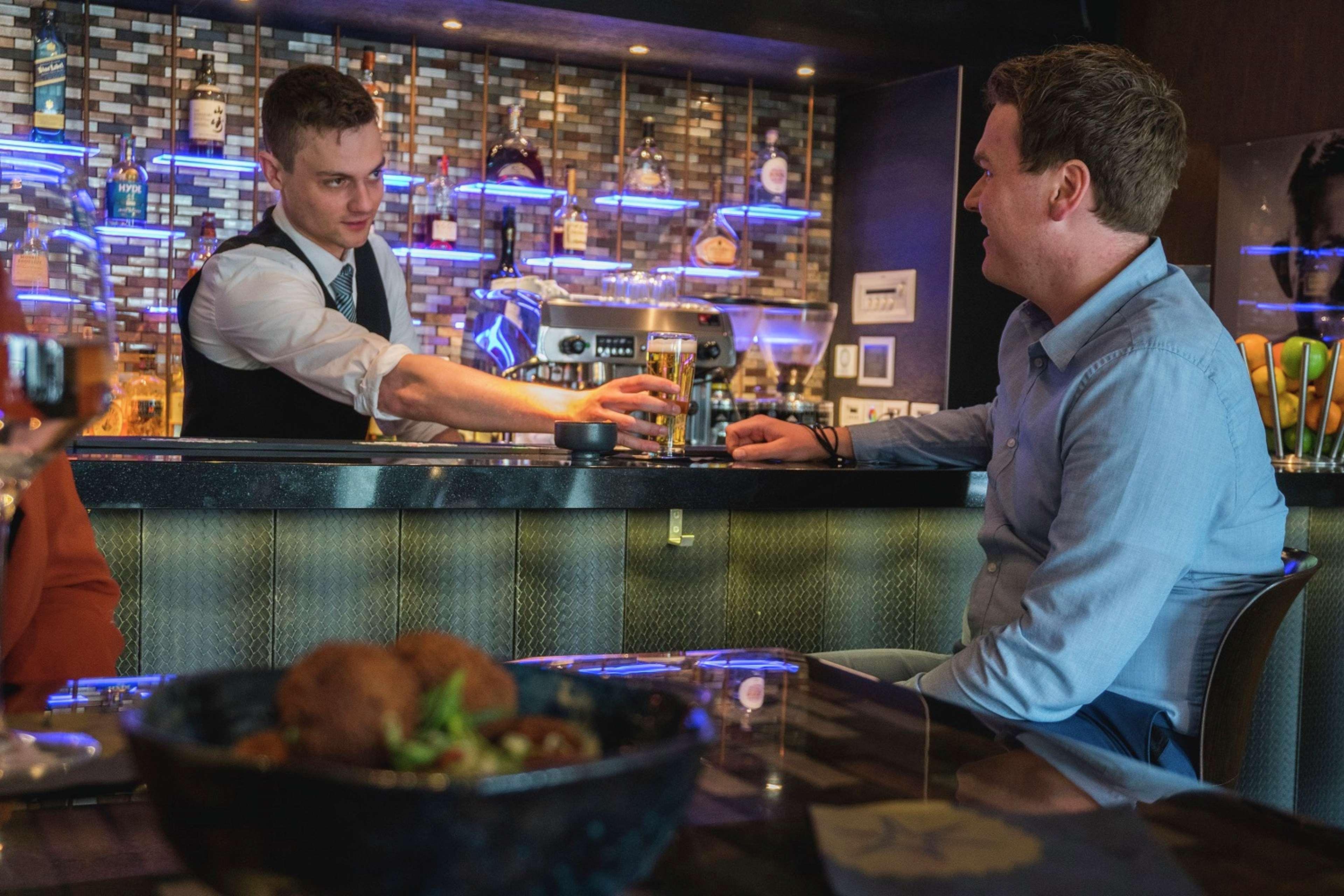 Hilton The Hague Hotel Kültér fotó A bartender serving a customer