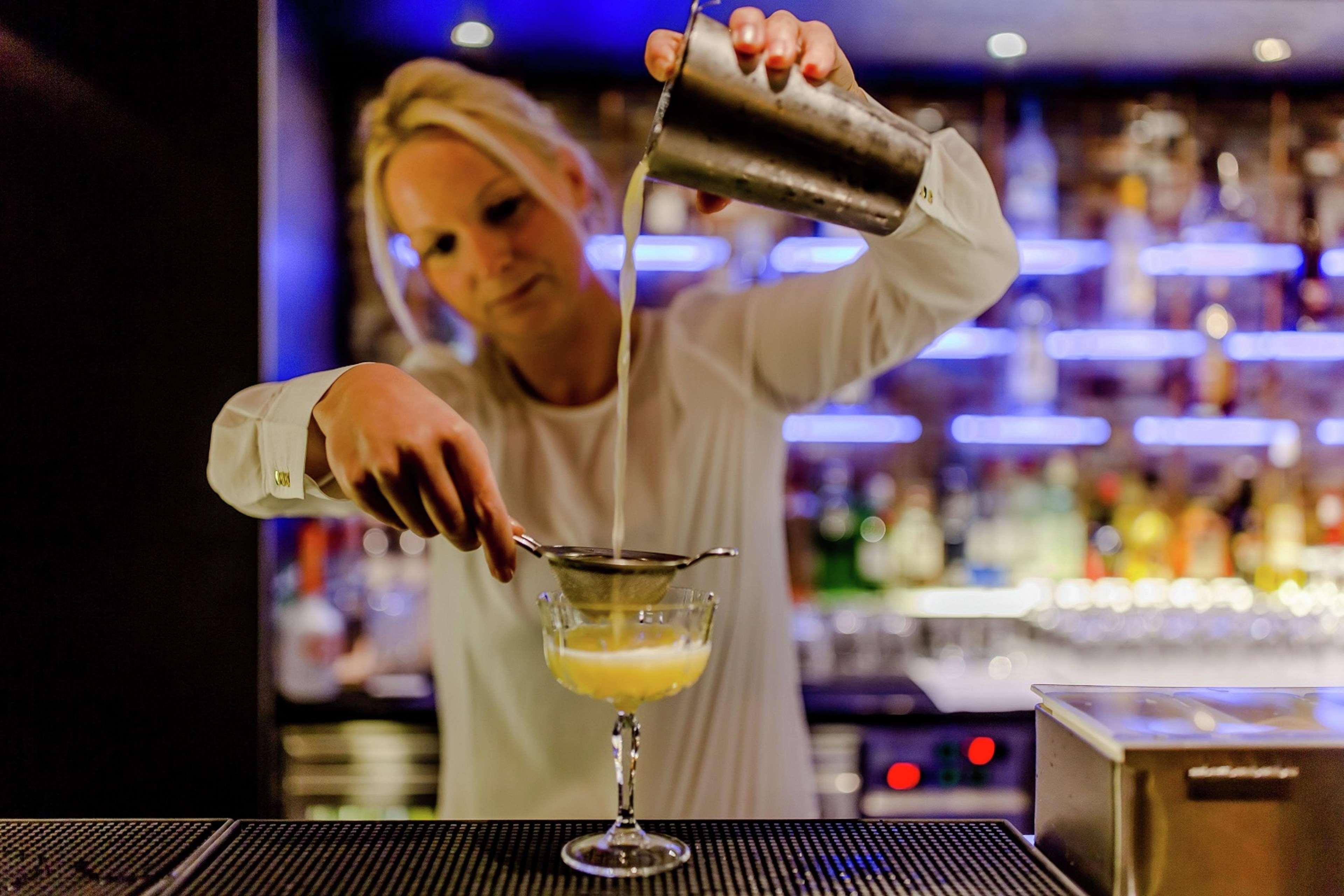 Hilton The Hague Hotel Kültér fotó A bartender at work
