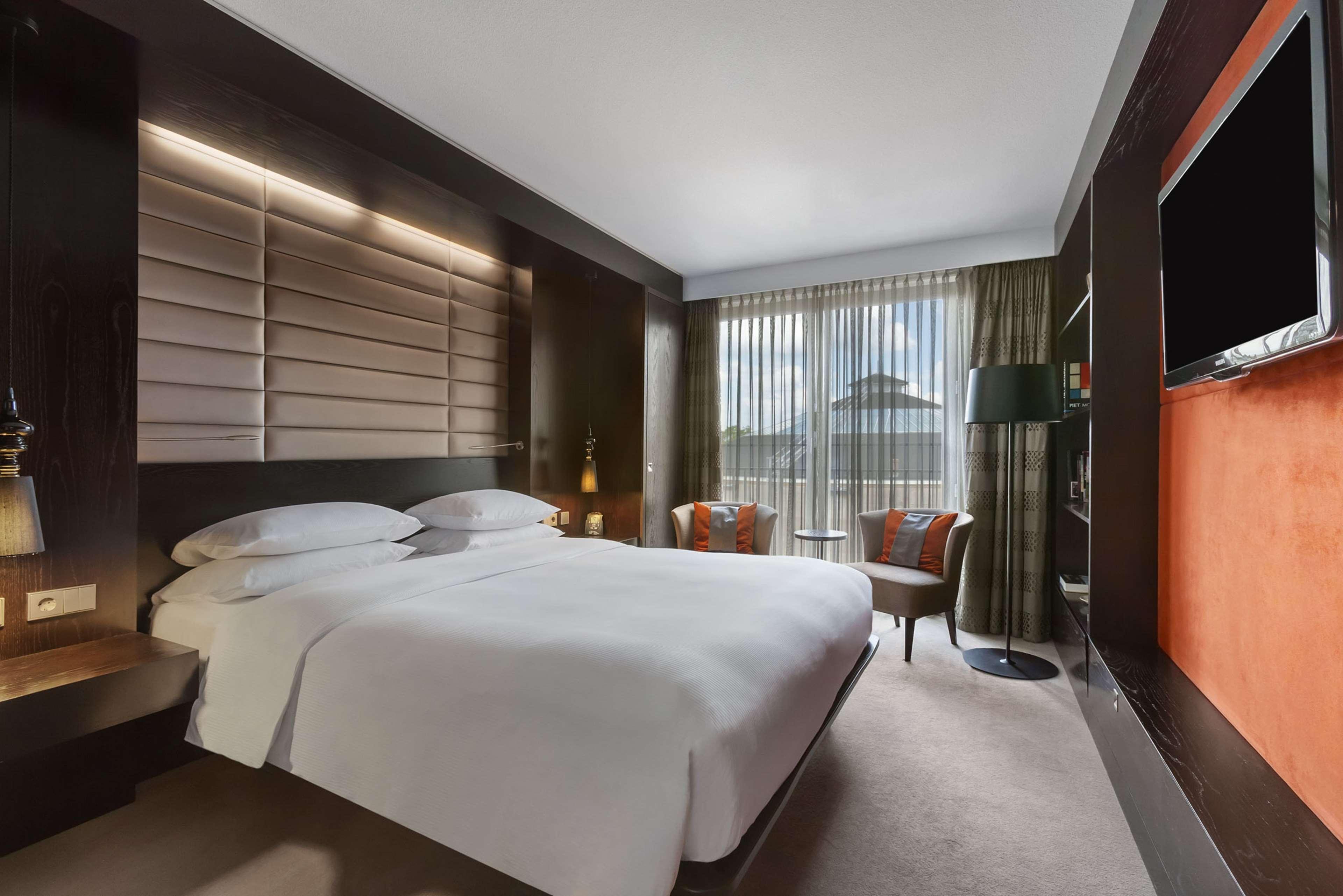 Hilton The Hague Hotel Kültér fotó A guest room at the hotel