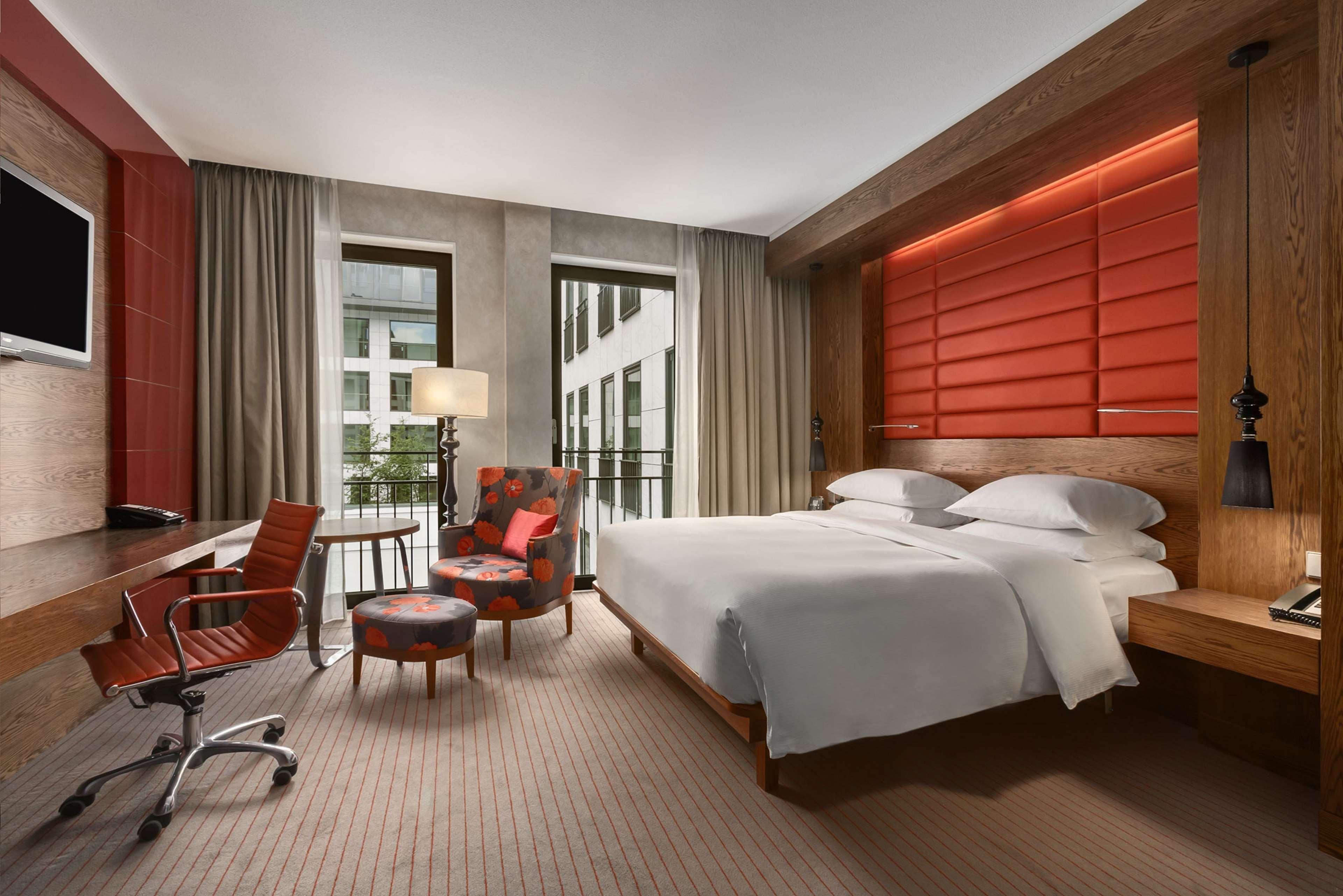 Hilton The Hague Hotel Kültér fotó A guest room at the hotel