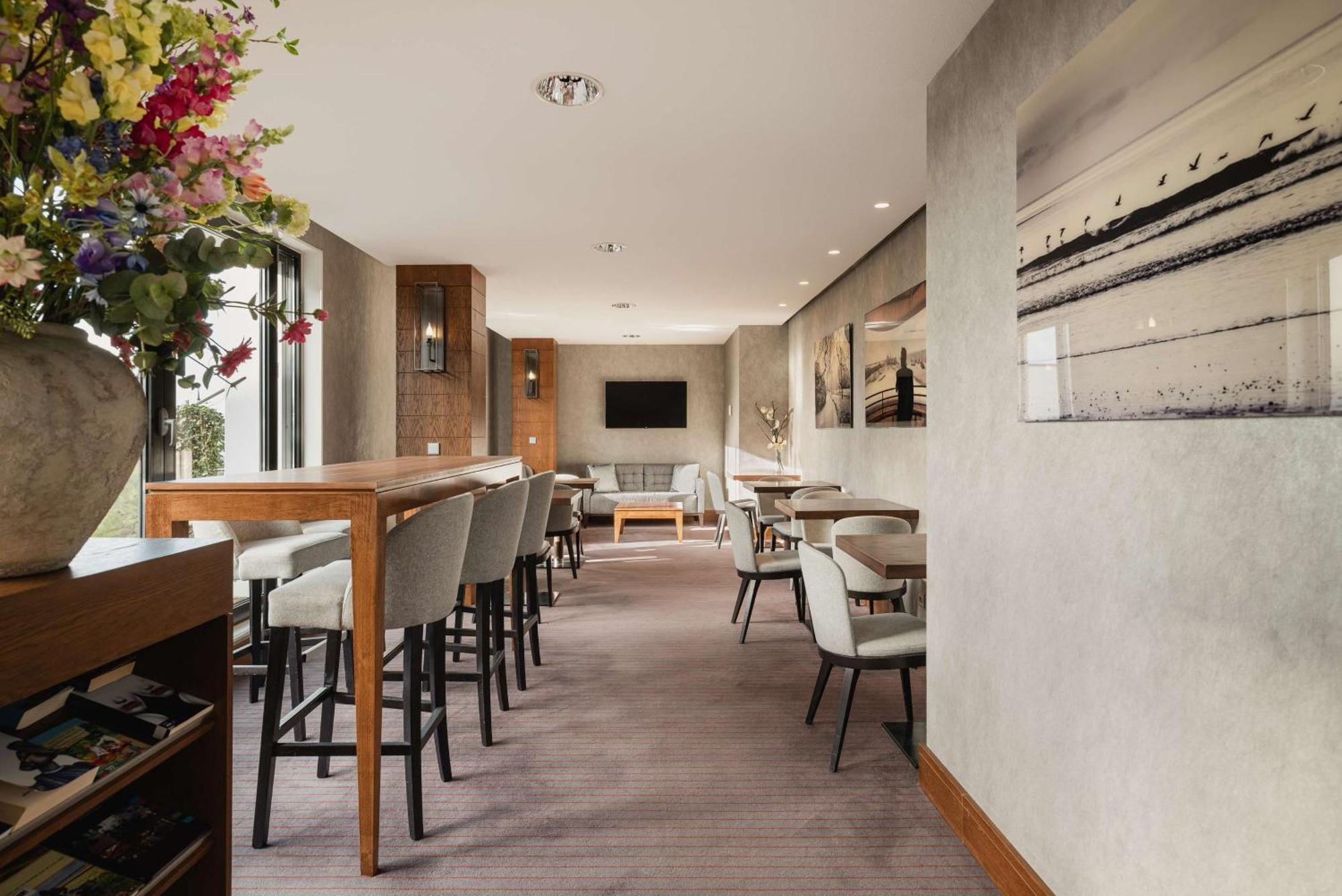 Hilton The Hague Hotel Kültér fotó The Club at London Heathrow Airport