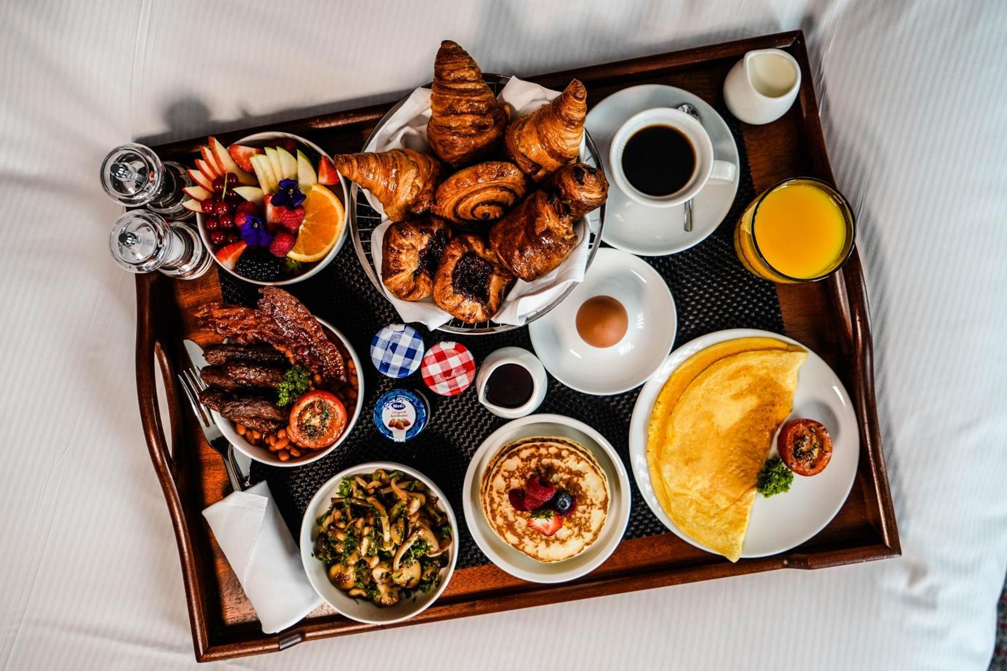 Hilton The Hague Hotel Kültér fotó Room service breakfast
