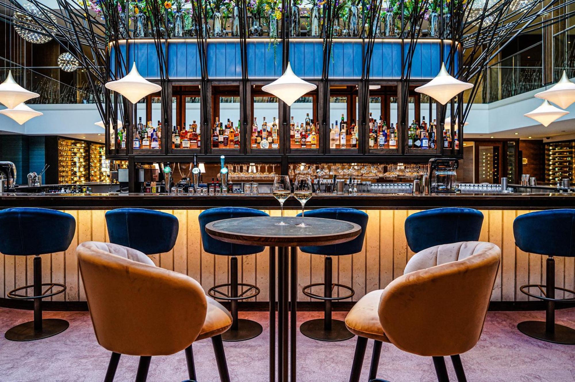 Hilton The Hague Hotel Kültér fotó The Bar at The Ivy Temple Row